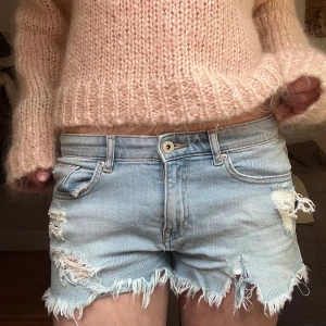 Lågmidjade jeansshorts  - Supersnygga jeanshorts, midjemått 39 tvärs över💕💕