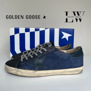 Golden Goose ”DENIM BLUE” - Golden Goose skor Custom Made ”Denim blue”. Storlek 42, skick 6,5/10, box ingår. Vänster sko är skadad vid sulan (se bild 4). Priset är inte hugget i sten och tveka inte över att fråga om något är oklart!