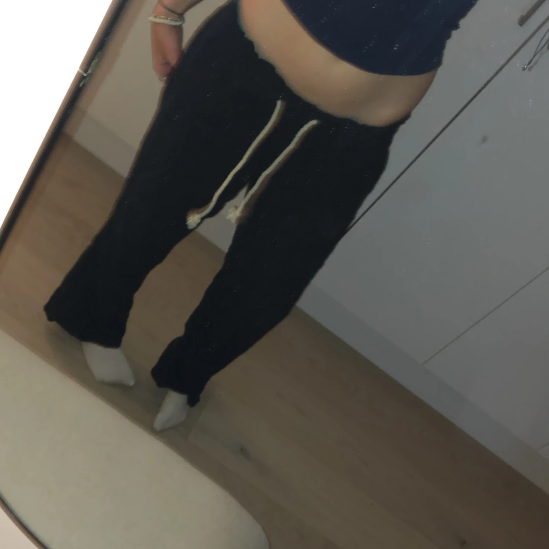 Svarta mjukisbyxor med snörning - 3