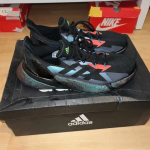 Adidas X9000L4 running shoes - Det är i nytt skick, de är väldigt bekväma och originalboxen är med. Kan vara väldigt bra för löpning eller till gymmet också. Kan skicka flera bilder för flera detaljer om det behövs. Väldigt svåra att hitta, den här storleken går för typ mer än 2000kr