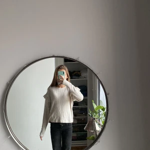 Beige ribbad tröja från Lindex - Säljer en super söt beige ribbad  tröja från Lindex med volangdetaljer på axlarna. Tröjan har långa ärmar och en rund halsringning. Perfekt för en stilren och bekväm look. Den är i mycket bra skick och fåtal gånger använd. Inga fläckar. Inga hål. 