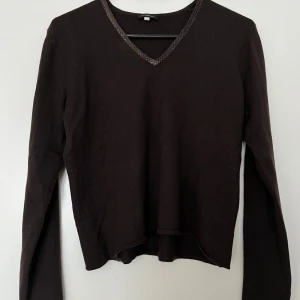 Uli Knecht brun tröja, storlek M - Brun långärmad tröja med V-ringning och dekorativ kant från Uli Knecht i storlek M (mer som en XS/S). I mycket fint skick. 53% silke och 47% kashmir.   Mått:  Längd ca 48 cm Byst ca 44 cm Midja ca 40 cm Ärmlängd mätt från axeln ca 55 cm Axelmått ca 40 cm