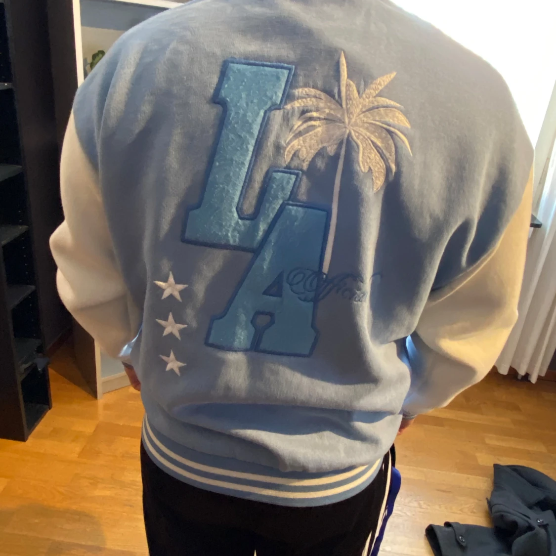 Blå och vit bomberjacka med broderier - 2