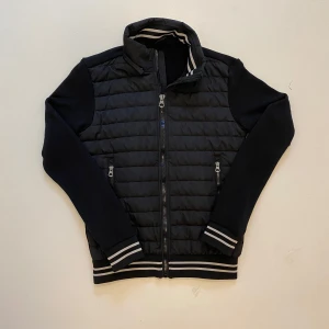 Svart cardigan jacka - Svart Cardigan jacka slim fit från Zara, Mycket bra skick, Storlek S Pris kan diskuteras, skriv vid minsta fråga eller fundering💯🤝 