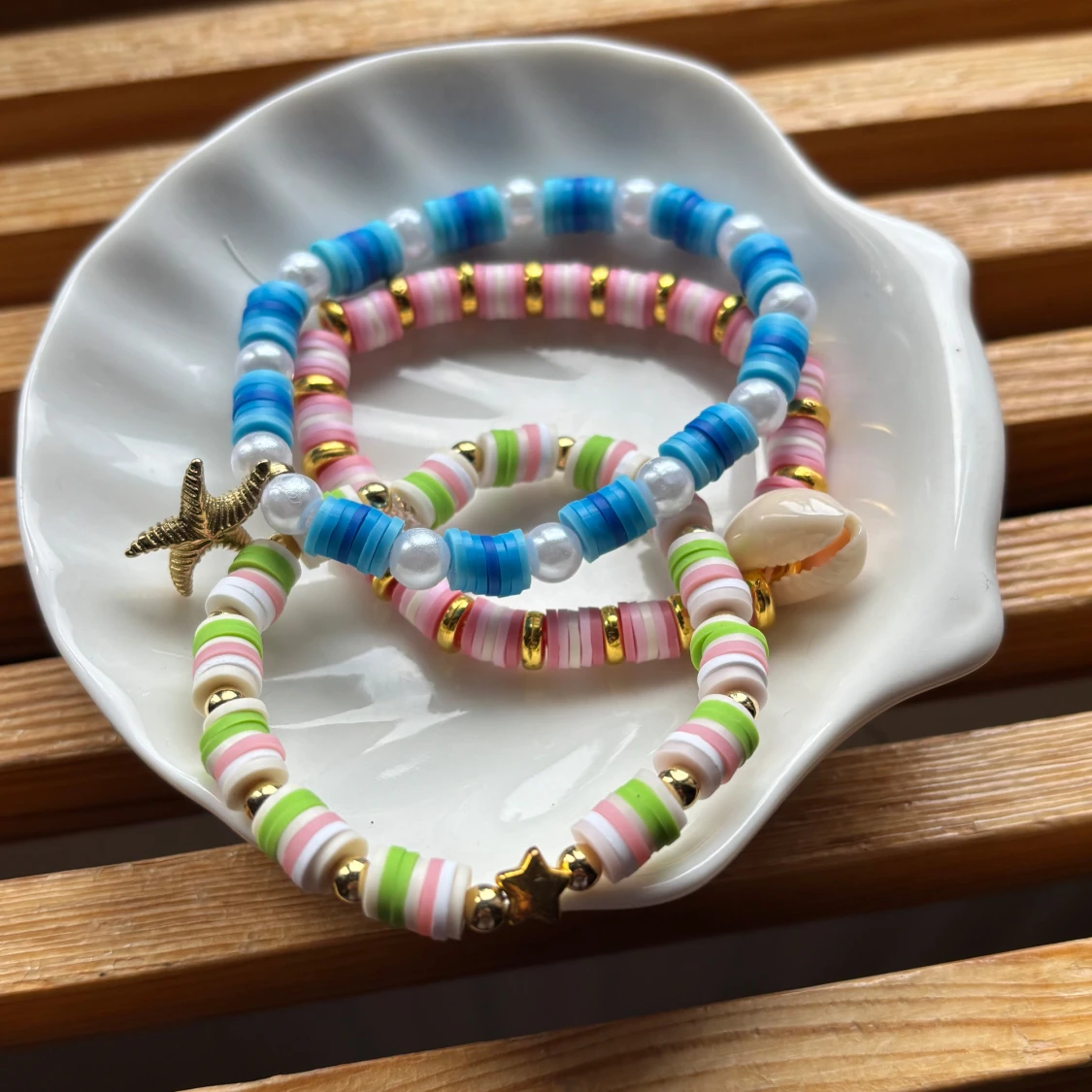 Färgglada pärlarmband med berlocker