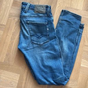 Replay Anbass W30 L 32 - Otroligt feta och snygga jeans från märket Replay. Färgen är otroligt snygg. Skicket är mycket bra. Säljer då de inte kommit till mycket användning. [DM vid frågor] W30 L32