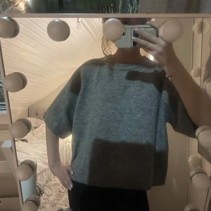 stickad tröja  - Kortärmad sticka tröja från lager 157, mörkgrå i gott skick, storlek M💓