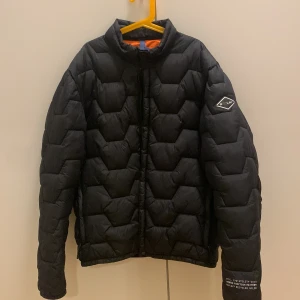 Replay jacka  - Snygg svart jacka från Replay. Jackan har en dragkedja framtill och en liten logga på ärmen. Perfekt för kyligare dagar! Passar för både vinter och våren. Jackans dragkedja är trasig men går att fixa med en ny. Jackan har knappar som funkar istället för dragkedja Därav är mitt pris mycket  billigare. Nypriset är 1500kr. Mitt pris 300kr