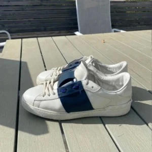Valentino Garavani sneakers  - Schyssta Valentino Garavani opens för ett rimligt pris. Skick 9/10 andvända ett par gånger. Inga skador eller färg som inte går bort. Köpta för 5500 helt nya mitt pris 1300. Kom priv för frågor(: