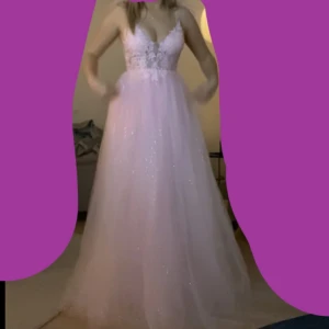 balklänning - säljer denna fina balklänning som är använd en gång och är från jjhouse🎀 har sytt på silkestyg under på underkjolen pga att ja ville inte att den skulle synas igenom som kort utan ändå vägen ner- om den inte önskas så kan ja ta bort den🥰 klänningen har även en supergullig rosettknytning vid axlarna💗