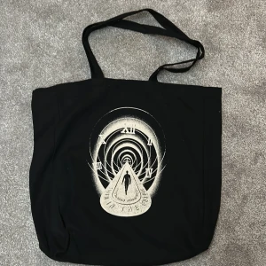 Louis Tomlinson tote bag - INTRESSEKOLL på denna Louis Tomlinson tote bag köpt på FITF konserten 2023. Den har aldrig varit använd så det är därför jag tänkte kolla om någon annan kan vara intresserad av den men är fortfarande inte 100% på om jag vill sälja den. Om du är intresserad så hör gärna av dig så kan jag utgå därifrån😊