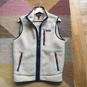 Patagonia väst - Säljer en tvärsnygg fleece väst från patagonia. Mycket trendig och perfekt till våren. Riktigt bra skick på den. Hör av er vid frågor! //Tom☀️