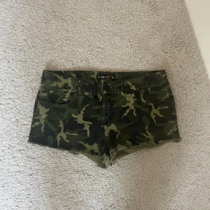 Camouflage shorts  - Snygga camouflage shorts med låg midja. Midjemått: 38 cm. Längd: 22cm. Storlek XS men passar S och möjligtvis M 