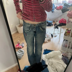 Low waist y2k jeans - Säljer dessa AS COOLA Lågmidjade jeans med jätte snygga detaljer från replay💖köptes på vinted men knappt andvända!!! Säljer för 400 kr!!❤️pris kan diskuteras. I storlek 26/32!