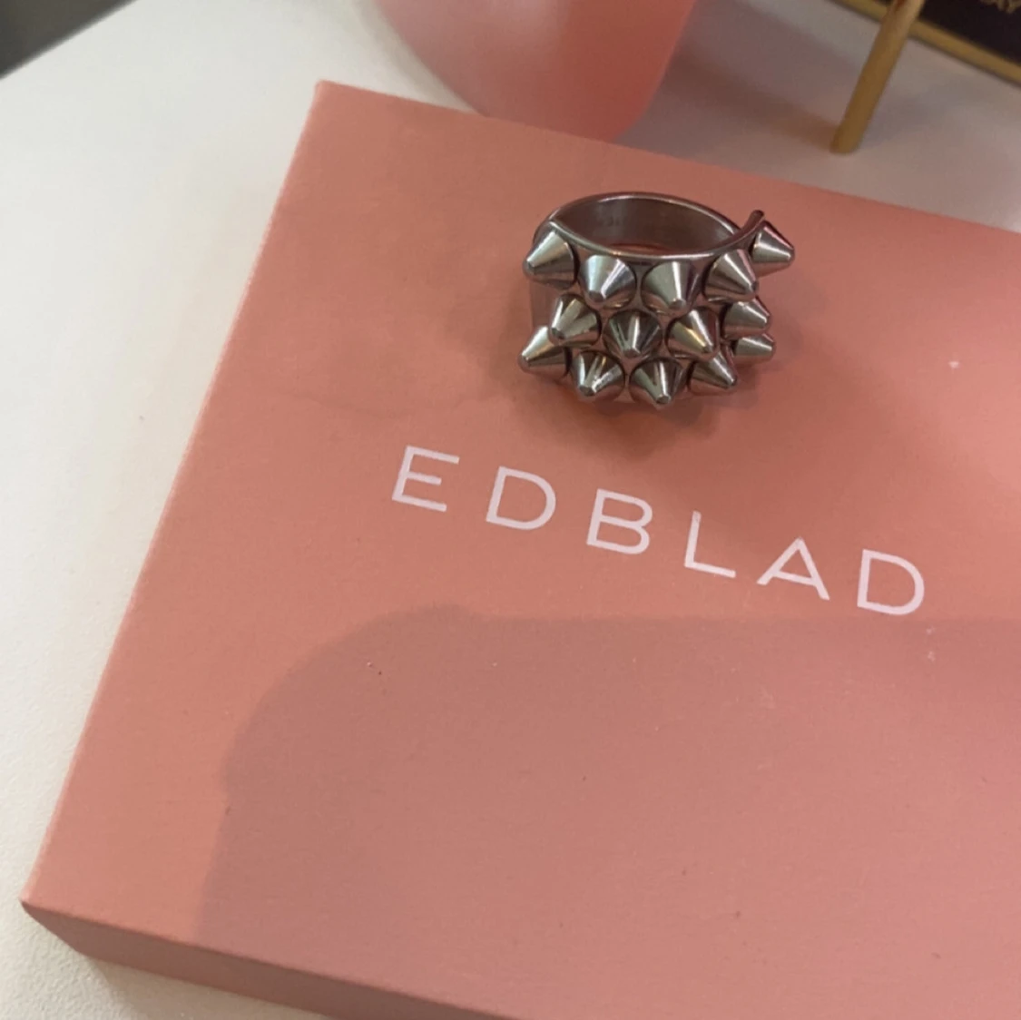 Silvrig ring med nitar från Edblad - 1