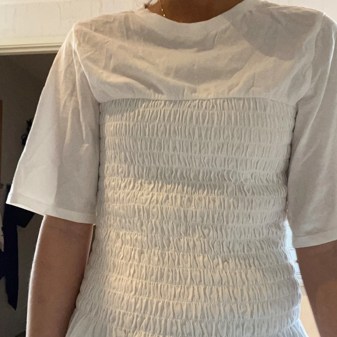 Vit topp med smockdetaljer - 2