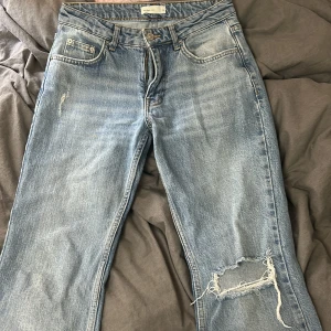 Gina jeans med hål - Säljer min gina jeans för de har blivit förkorta🥰är ca 170cm 