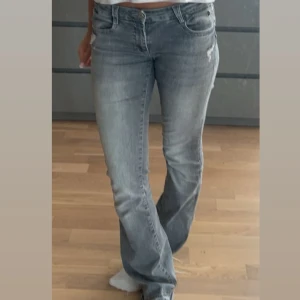 gråa jeans - super snygga gråa bootcut jeans med slitningar på, (obs!! defekten på sista bilden) dom har släpats i marken så de har blivit slitna där nere som visas på bild 3, annars så är dom i ett jättefint skick❤️‍🔥❤️‍🔥
