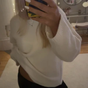 Vit stickad tröja - Vit stickad tröja från bikbok i storlek S💕