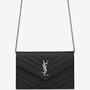 Svart kuvertväska från YSL - Snygg svart kuvertväska från YSL med quiltad design och silverfärgad kedja. Köpt secondhand och har lite defekter, därav priset