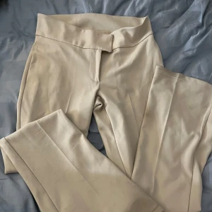 Kostymbyxor  - Använda fåtal gånger, medelhög midja lite smutsiga nertill men kan tvättas