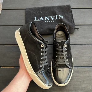 Lanvin - Säljer dessa sjukt snygga lanvins i bra skick! Size uk9 vilket motsvarar 43-44! Skick 9/10. Vad i går? Dustbag! Hör av dig vid minsta fundering 🤩