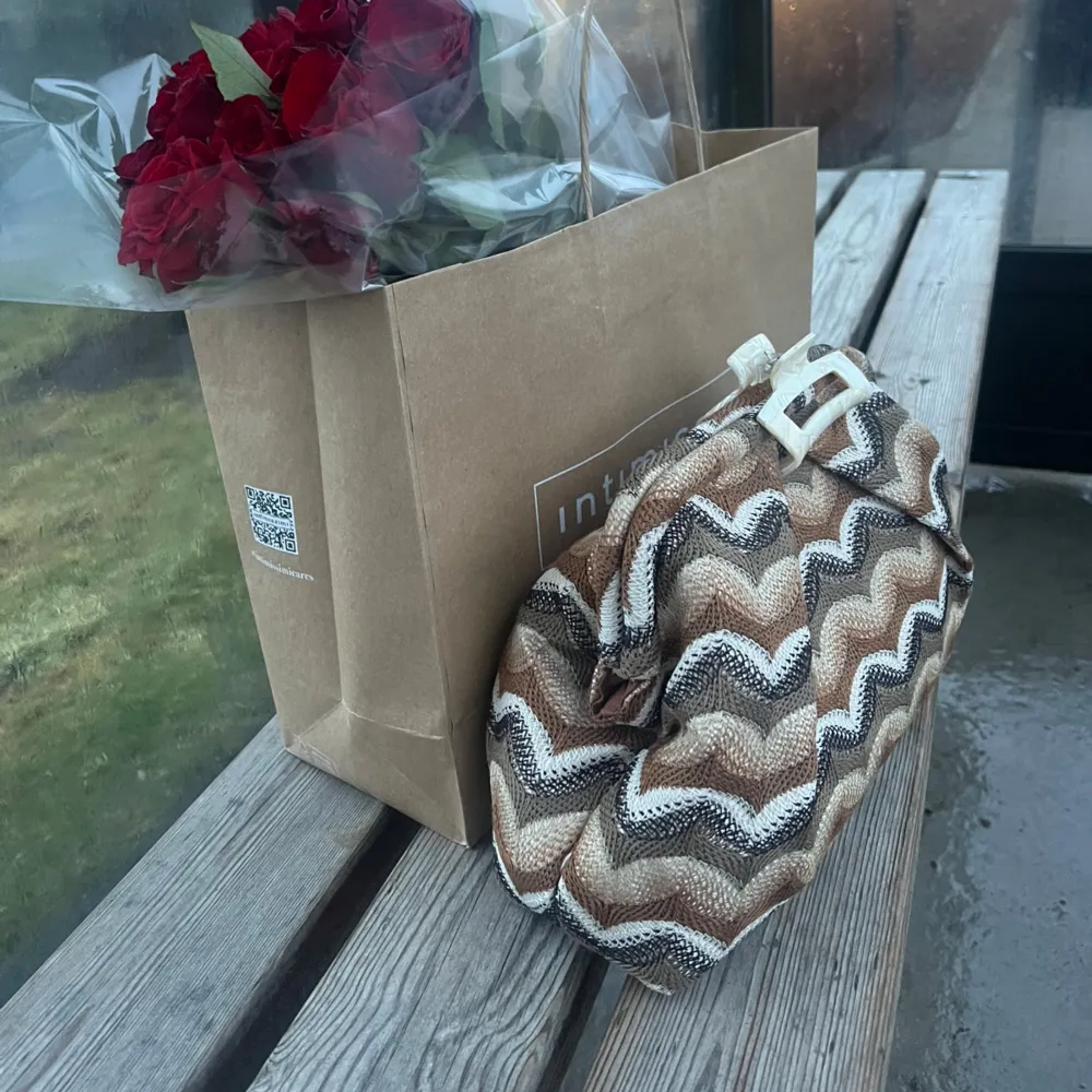 Säljer min fina clutch ifrån Beck Söndergaard. Hör av dig om du har någon fråga😁. Laukut & Käsilaukut.