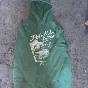  Ralph Lauren Key West hoodie - Säljer en en väldigt ovanliga och eftertraktade key west hoodie från RL med ett otroligt skick för hur mycket den kostar. Väldigt svårt att hitta billigt i bra skick. Pris kan diskuteras vid snabb affär 
