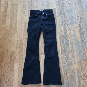 Svarta bootcut jeans från Perfect Jeans - Snygga svarta bootcut jeans från Perfect Jeans ginatricot. De har en klassisk femficksdesign och en knappgylf. Perfekta för en stilren look. Använda men mycket kvar att ge. Pris kan diskuteras och fråga gärna