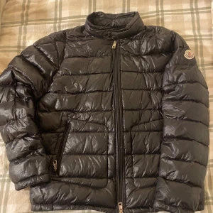 Moncler Acorus  - Model namn: Moncler Acorus Giubotto                                                    Skick: 9/10, har ett litet pin hole, men inget man kan se på vänster ficka.          Storlek 3     Pris ej hugget i sten👀   Äkta, såklart  