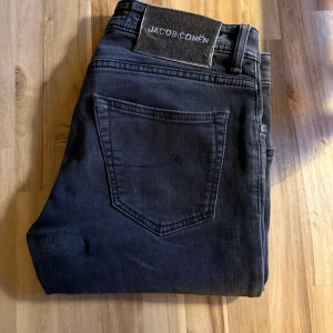 Svarta jeans från Jacob Cohen - Asfeta cohens, 5000kr nypris, liten lagning i skrevet. Inget som syns eller märks vid användning. Hör av er😀