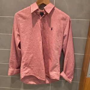 Ralph Lauren skjorta  - Rosa Ralph Lauren skjorta | nypris 1500kr | Skick 9/10 | Kom med bud 💸 | Mvh Edvin 