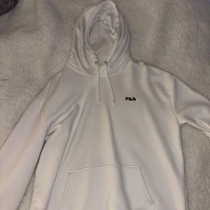 Vit hoodie från FILA - Säljer en stilren vit hoodie från FILA i storlek M. Använd fåtal gånger, inte nopprig alls😊