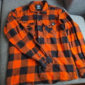 Dickies skjorta  - Neon orange randig skjorta från dickies stl S unisex modell 