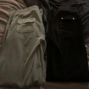 Gröna och svarta byxor med fickdetaljer - Två par byxor, ett i grönt och ett i svart, båda med fickdetaljer och knappar. Perfekta för en avslappnad stil.