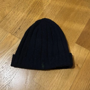 Marinblå Ralph Lauren mössa - Säljer min ralphlauren mössa då den inte längre kommer till användning. Den är i bra skick!