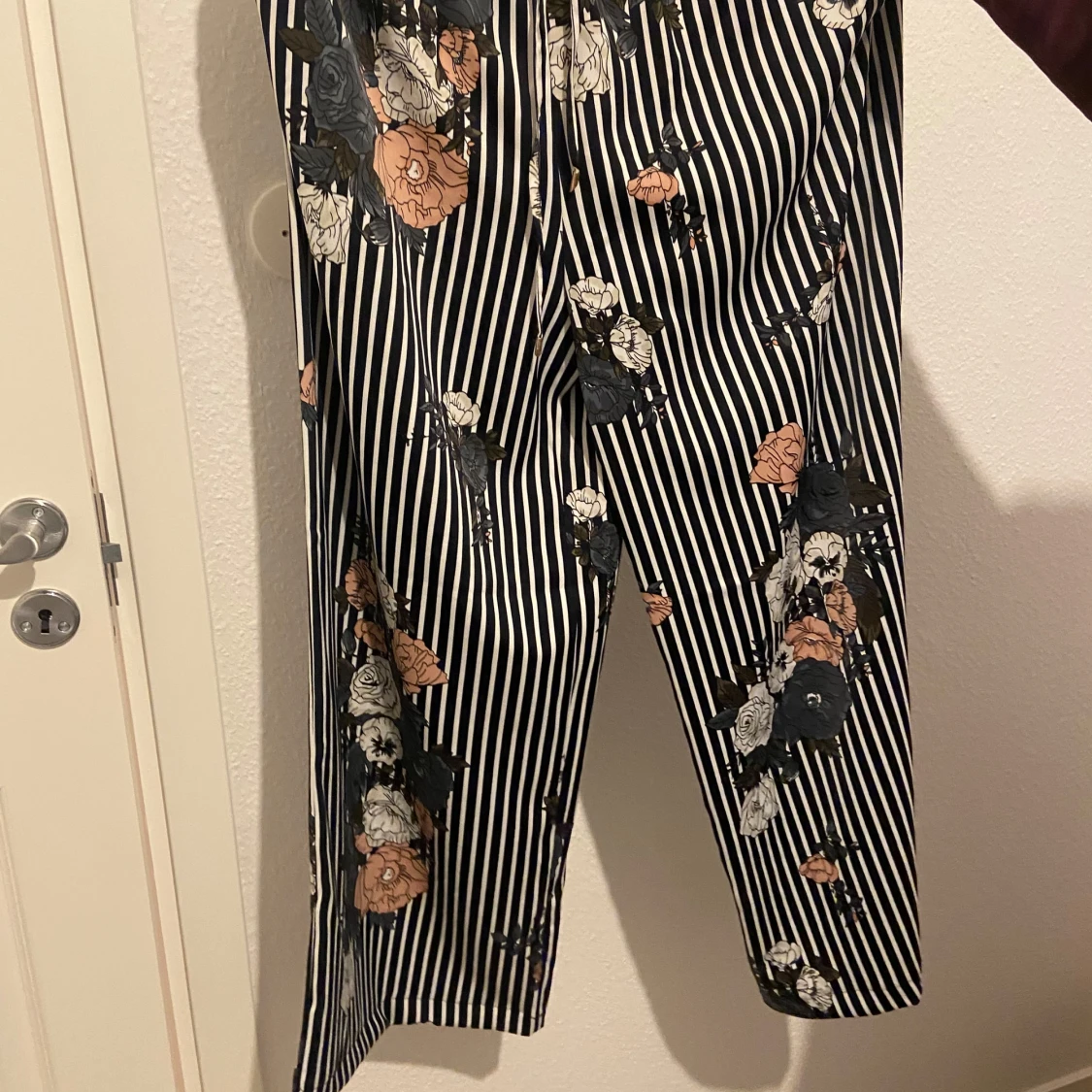Randiga blommiga byxor från Only