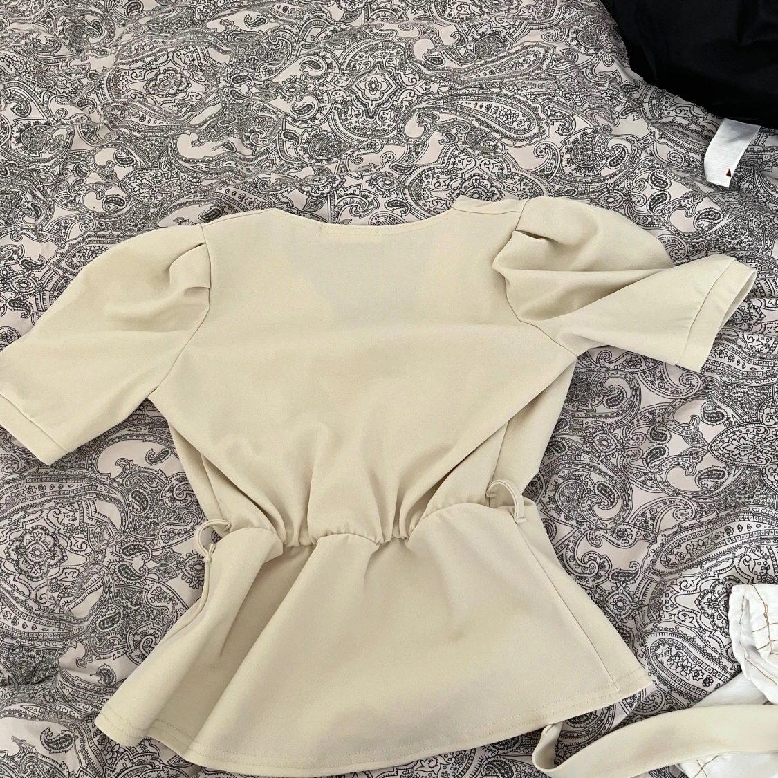 Beige omlottblus med knytband - 3