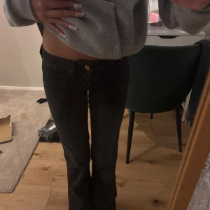 Cheap Monday jeans - Cheap Monday jeans, jag är 157 men föredrar när jeansen är lite lite längre. Jag bär oftast w24/w23 då dem här är lite lite tajta. Men eftersom dem är nya stretchar de sig efter ett par användningar💕