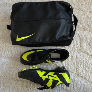 Nike Mercurial Superfly III Safari FG - Sjukt feta skor som är i väldigt bra skick trots sin ålder. Väldigt ovanliga skor och har sålts för mycket mer på andra sidor. Jag har inget kvitto eller kartong därav mitt pris.  Tycker du inte priset är rimligt så testa lägga ett bud!  Skoväskan följer med!