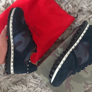 Valentino rockrunners skor - Säljer dessa riktigt snygga ValentinoGaravani rockRunner studs! Box ingår, dustbag ingår! De är i nyskick! Vid snabb affär, sänk priset! Dom storlek 43 men sitter lite mindre som 42!