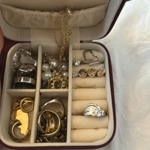 Såå snygg ring  - Såå snygg ring från pilgrim!! Har rostat lite färg på baksidan men inget man ser när man har den på🥰