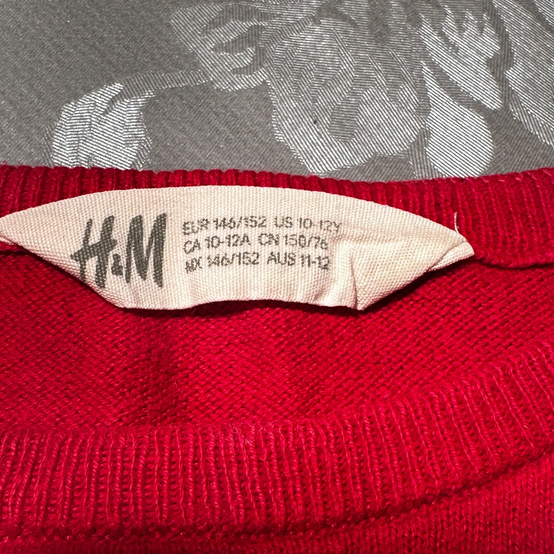 Röd tröja med paljett-hjärta från H&M - 3