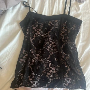 Spets linne - Superfint spets linne som är figursydd, passar storlek M/L, verkligen så fint💓💓