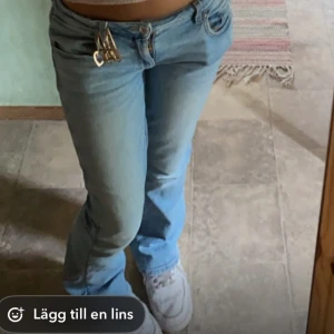 Ljusblå jeans med bootcut - Snygga ljusblå jeans med bootcut och låg midja. Perfekta för en avslappnad stil. De har en klassisk femficksdesign och stängs med dragkedja och knapp.