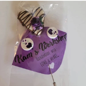 Brosch + örhängen  - Supergullig brosch samt örhängen från Kams Workshop. De är handgjorda