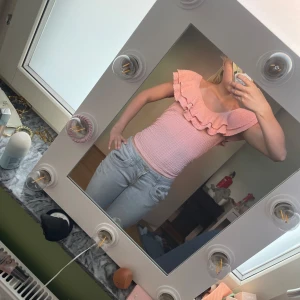 Rosa volangtopp med smock - Säljer jättesöt topp från Lindex. Endast andvänd 1 gång, köpt för 300❤️