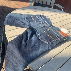 Replay jeans LUZ blå W28 L34 - Snygga blå jeans från Replay, modell LUZ. Klassisk femficksdesign med kontrastsömmar och Replay-logga på fickan. Jeansen har en smal passform och är tillverkade i mjukt denimtyg som sitter skönt hela dagen.  Jeansen är knappt använda och fräscha, Det är bara och höra v sig om man har frågor och funderingar 