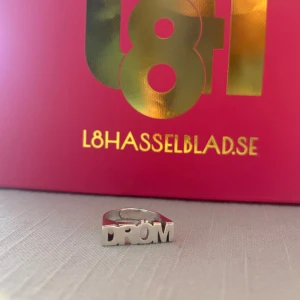 Superfin ordring från L8 Hasselblad - Såå snygg och väldigt populär ring från L8 Hasselblad, med texten ”DRÖM”. Ringen är i 925 sterling silver och är i väldigt bra skick! Storlek 18. Nypris: 1100, säljer för 500! Säljer även hjärtringen💕
