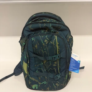 Mörkgrön ryggsäck från Satch - Cool ryggsäck från Satch i mörkgrönt med abstrakt mönster i grönt och gult. Ryggsäcken har flera fack, justerbara axelremmar och vadderad rygg för extra komfort. Perfekt för skolan eller äventyr, med smarta spännen och sidofickor för småprylar.